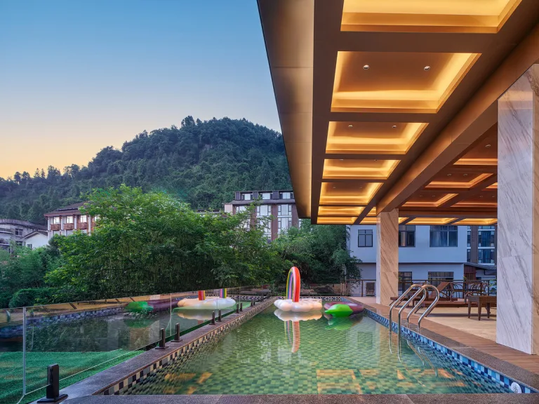 Zhangjiajie Four Seasons Lai · Riverside Resort Hotel (Baofeng Lake Scenic Area)