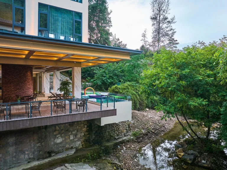 Zhangjiajie Four Seasons Lai · Riverside Resort Hotel (Baofeng Lake Scenic Area)