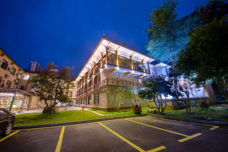 Tianchong Yunhai Resort Hotel (Wulingyuan National Forest Park)