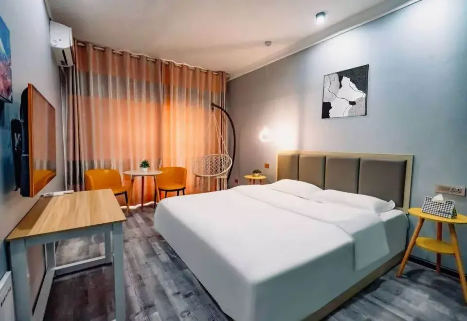Double Eleven Hotel (Kunming South High-Speed Railway Station Baicheng University Town)