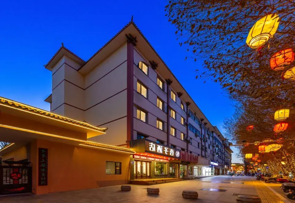 Dunhuang Xingzi Hotel (Shazhou Night Market)
