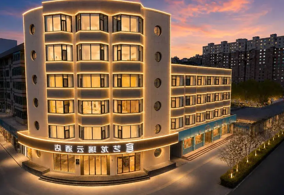 Elong R.YUN Hotel (Zhangye West Railway Station Bell Tower Area)