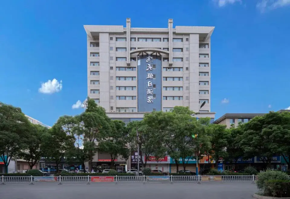 Feitian Holiday Hotel (Zhangye West High-speed Railway Station Bell and Drum Tower)