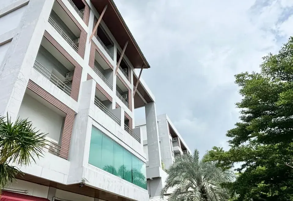 Green Hotel and Resort