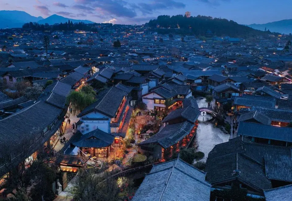 Lijiang Old Town Fog Gallery · Misty Streamside Rain Corridor Panoramic View home (Mufu Branch)