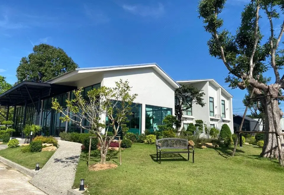 TREE AIRPORT HOTEL