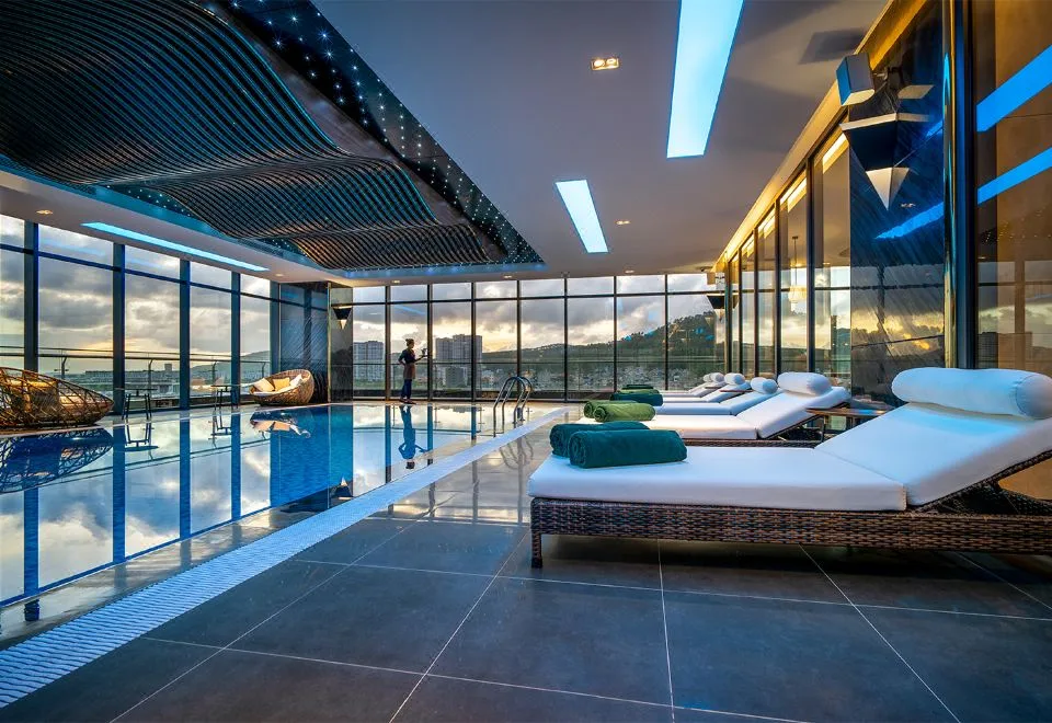 DeLaSea Ha Long Hotel — Modern Bayview Escape