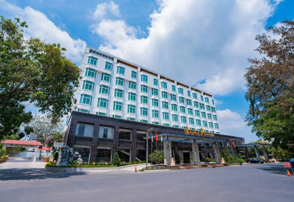 Van Phat Riverside Hotel