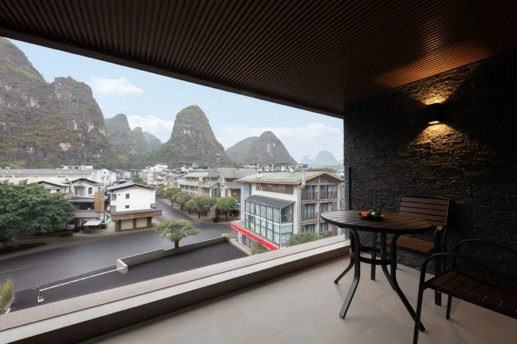 Guilin Yangshuo West Street City Center Atour Hotel