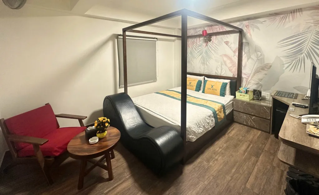 Love Hotel Hoc Mon