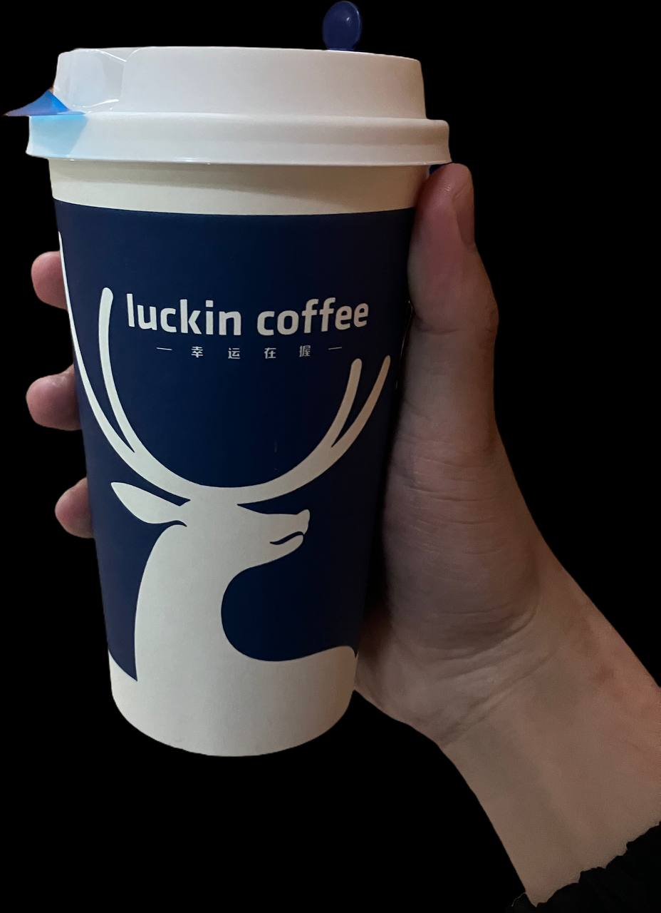 Фирменный синий стакан Luckin Coffee с напитком