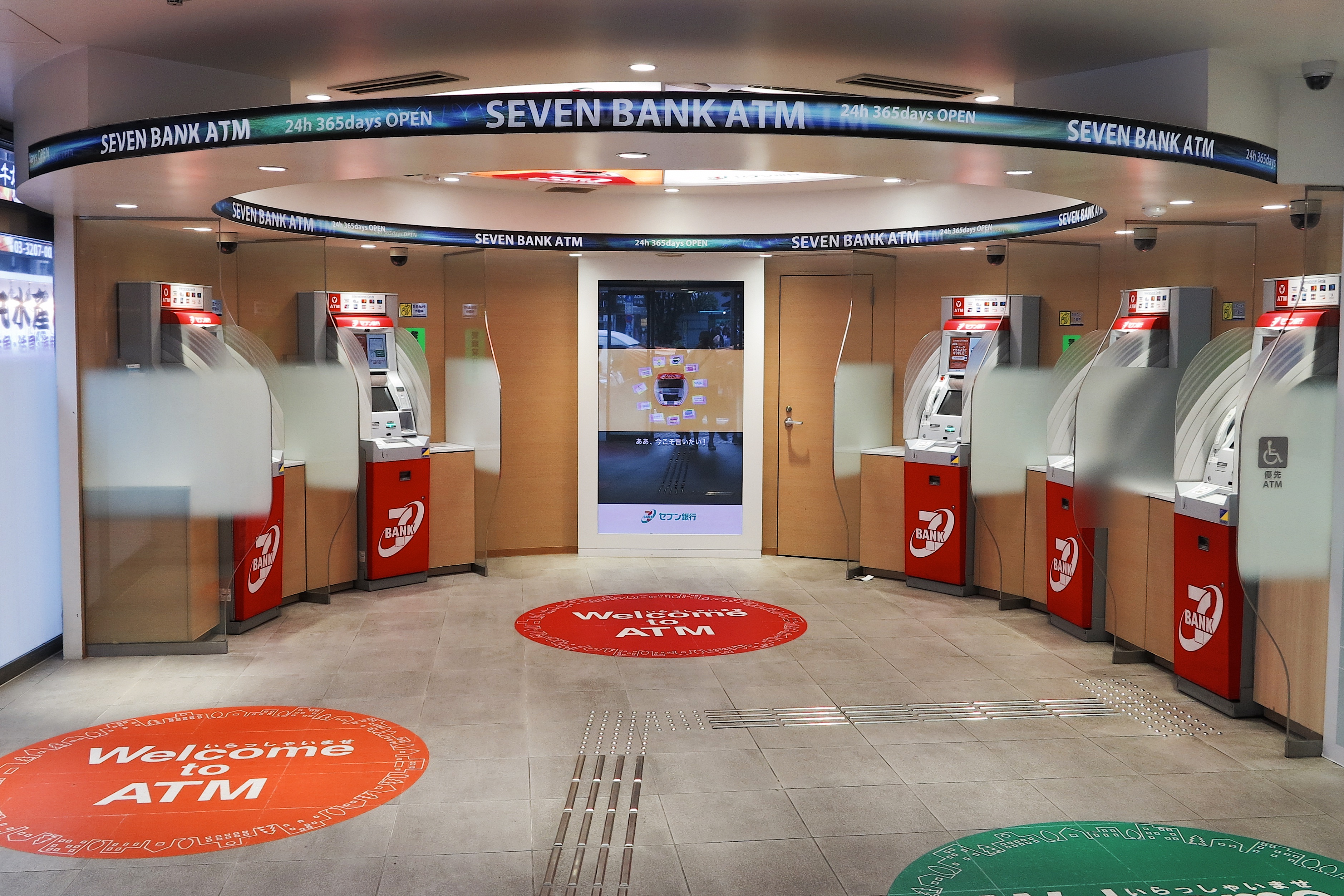 Банкомат Seven Bank у 7-Eleven в Синдзюку, Токио