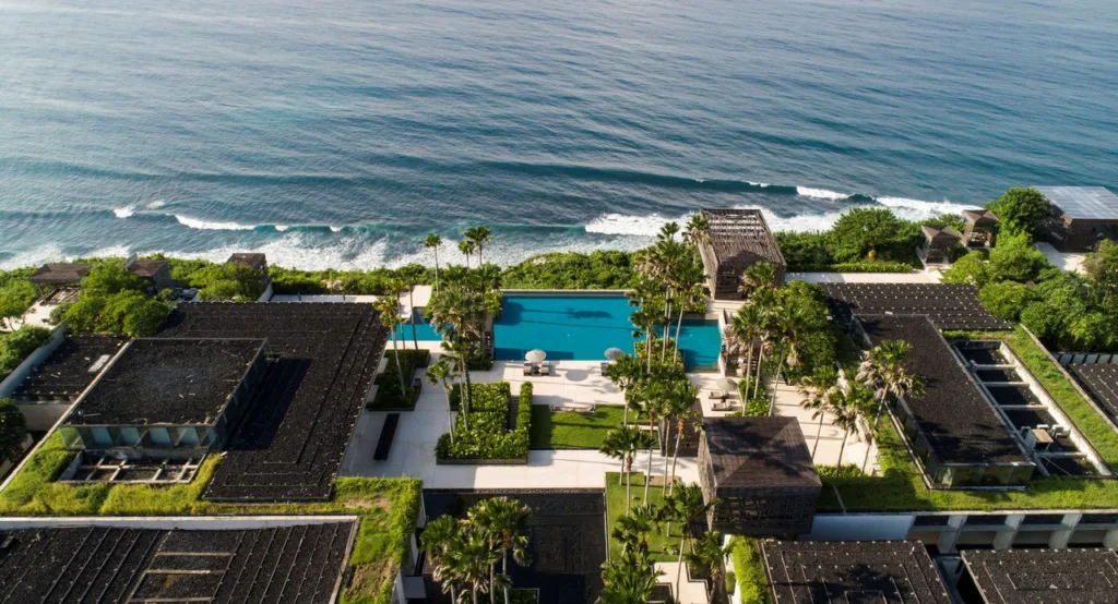 Alila Villas Uluwatu: известняк и соломенные крыши на скалах Улувату