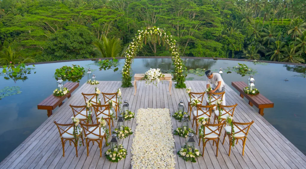 Four Seasons Resort Bali at Sayan: вход через мост над лотосовым прудом
