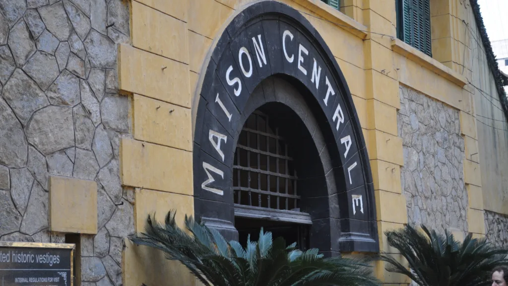 «Hanoi Hilton», башня-призрак и дракон-аквапарк: мрачные места Вьетнама