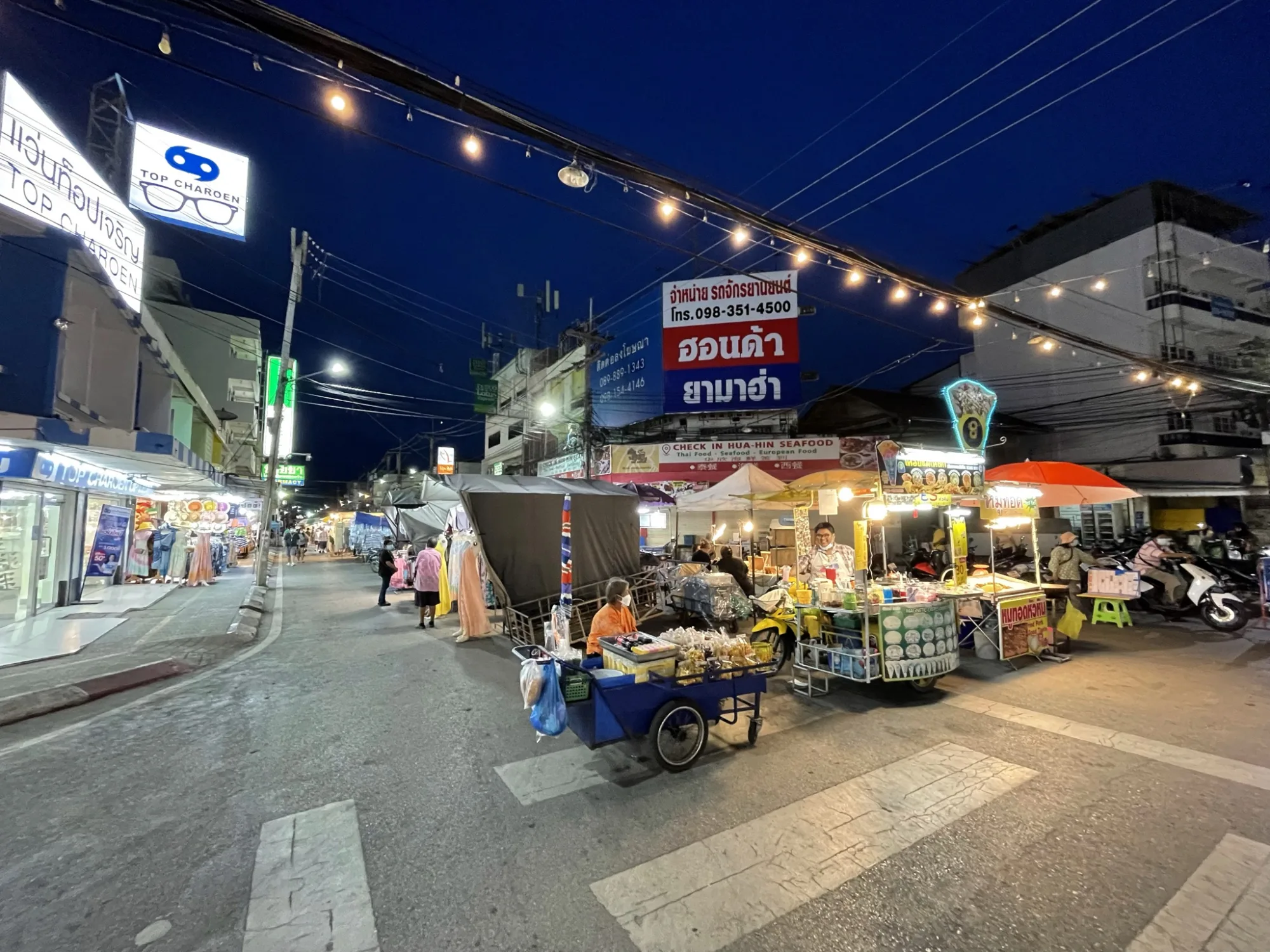 Ночной рынок в Хуахине, рядом с Cicada Market