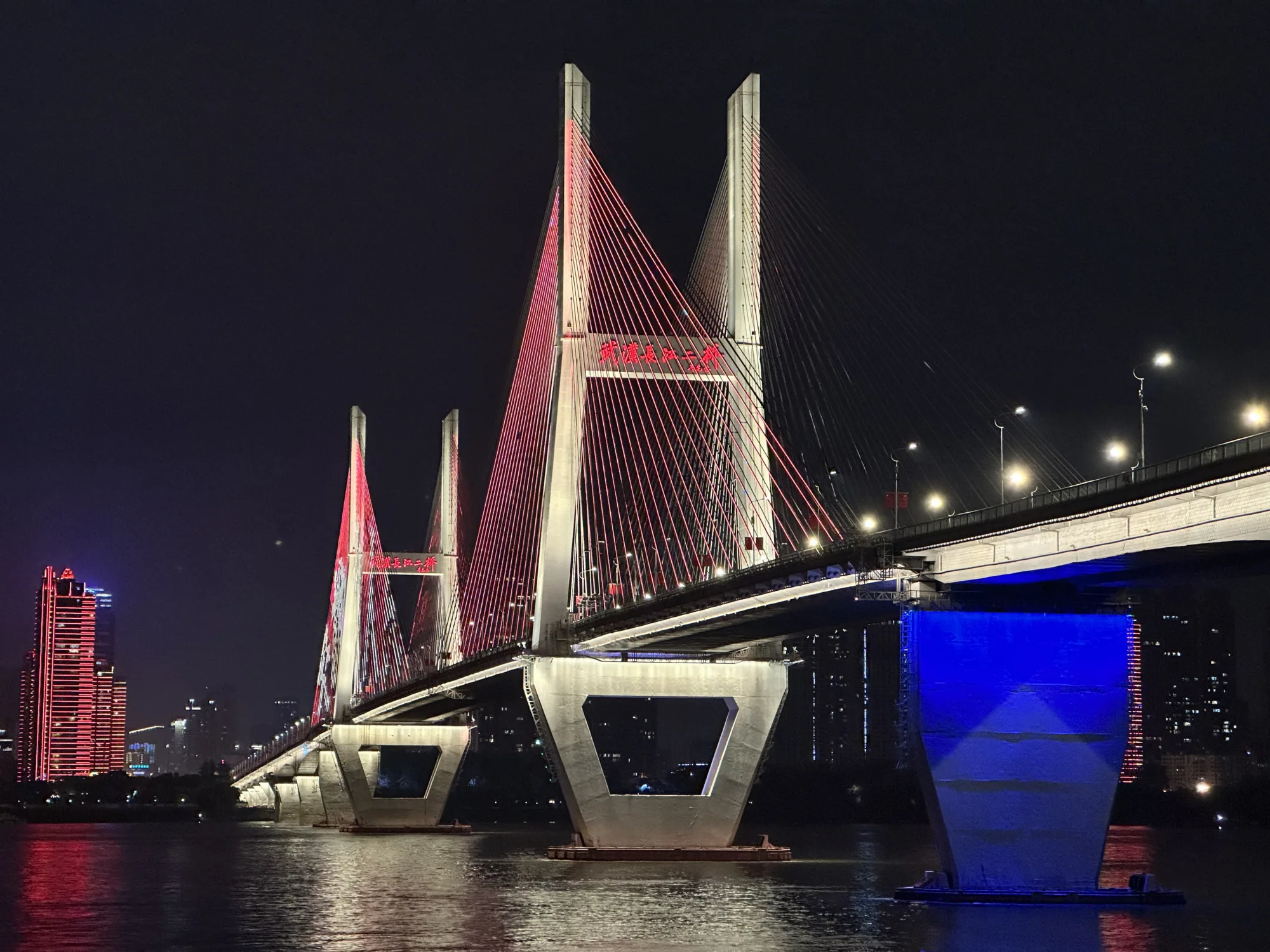 Второй мост через Янцзы, опора которого стала кинотеатром