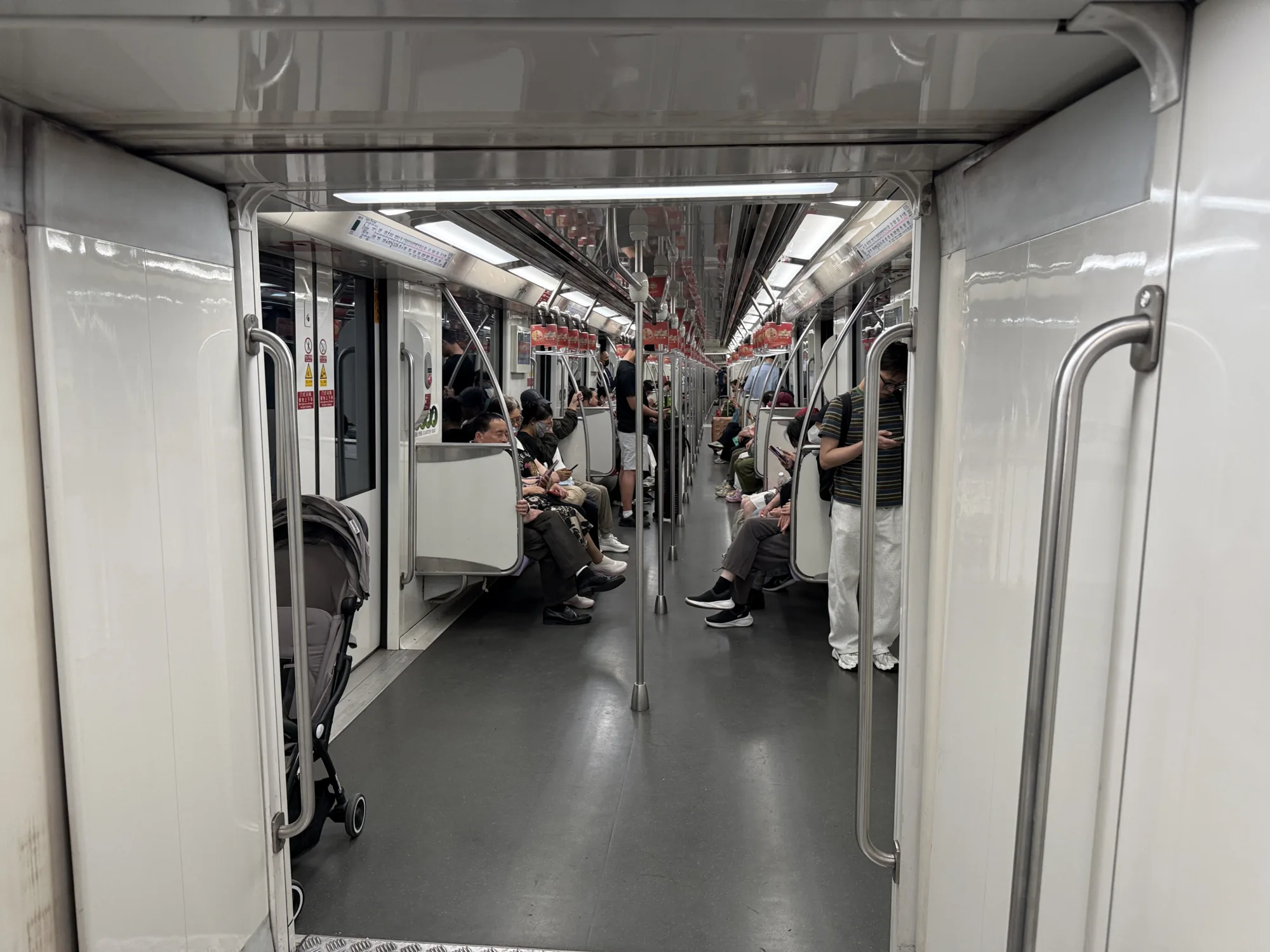 Салон вагона шанхайского метро