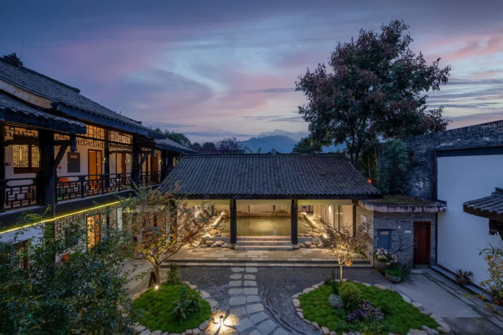 Emei Mountain and Courtyard. Jingzhu Shiguang Hot Spring Hotel