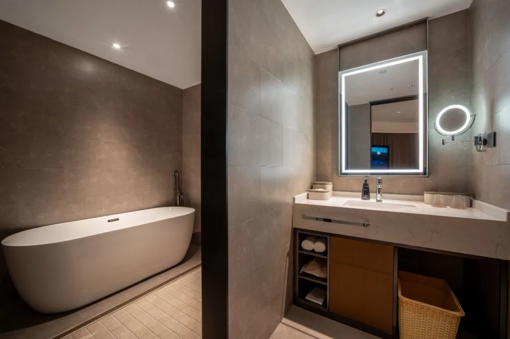 Atour Hotel Qionghai Station Aihua East Road